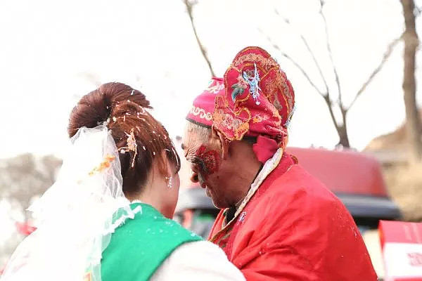 视频！“我儿子的女人，我亲一口怎么了？”婚礼上中国公公强吻新娘后被传跳楼？婚礼习俗遭吐槽：“太恶心了！” - 45