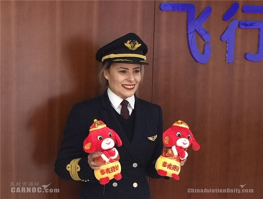 东航首位外籍女机长伊莲娜：来中国是最好的选择（图） - 1