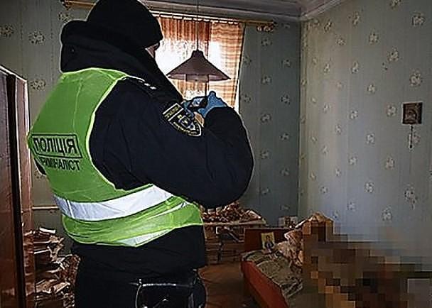 乌克兰妇人与母亲干尸同住30年 屋内布满垃圾环境恶劣