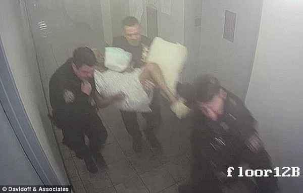 美国三名警察火灾中抬91岁老妇撤离，见势不妙抛在走廊任其等死 - 4