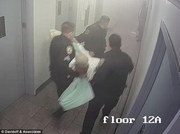 美国三名警察火灾中抬91岁老妇撤离，见势不妙抛在走廊任其等死 - 7