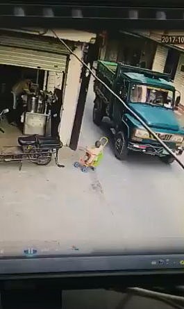粗心妈妈没注意婴儿车倒下，婴儿遭大货车辗爆头，血流满地！（视频） - 1