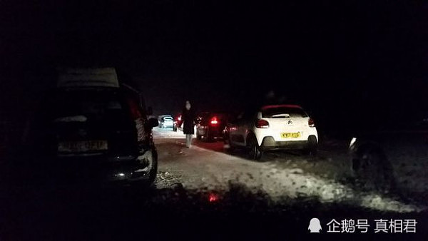 英国暴雪有多大？居民打开门只见另一扇“雪门” - 6