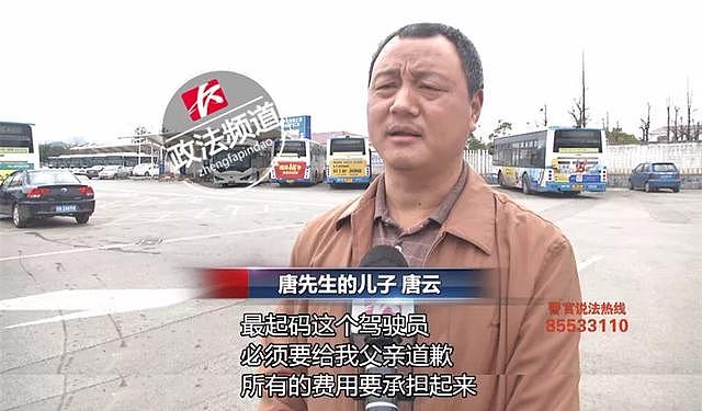 74岁老人劝公交司机开车别打电话 被打得视力下降