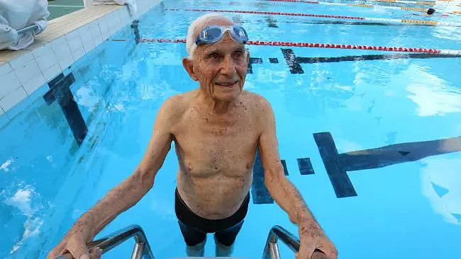今天！澳洲一场比赛刷爆全球！99岁大爷打破男子50米自由泳世界记录！！ - 5