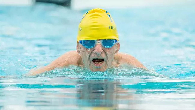 今天！澳洲一场比赛刷爆全球！99岁大爷打破男子50米自由泳世界记录！！ - 16