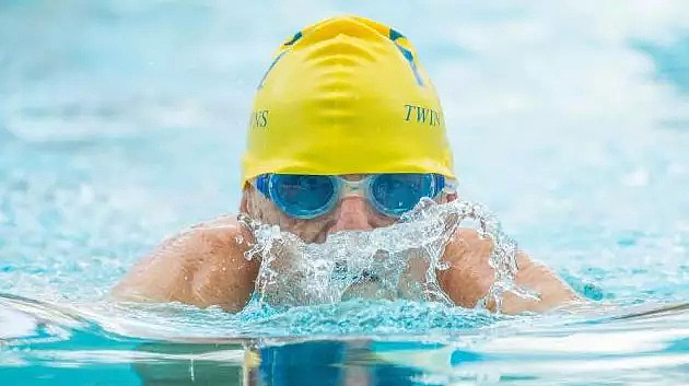 今天！澳洲一场比赛刷爆全球！99岁大爷打破男子50米自由泳世界记录！！ - 17