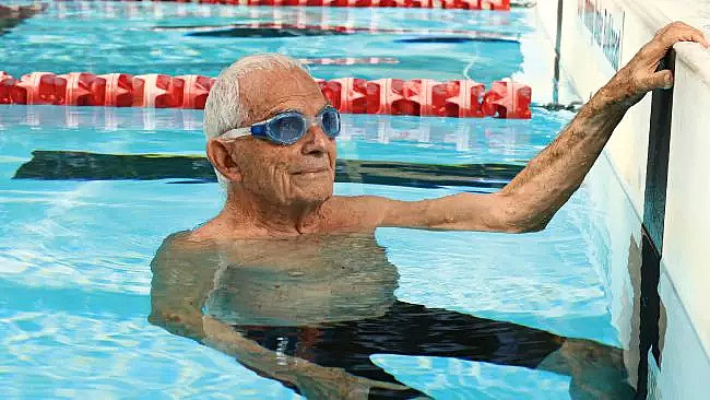 今天！澳洲一场比赛刷爆全球！99岁大爷打破男子50米自由泳世界记录！！ - 23