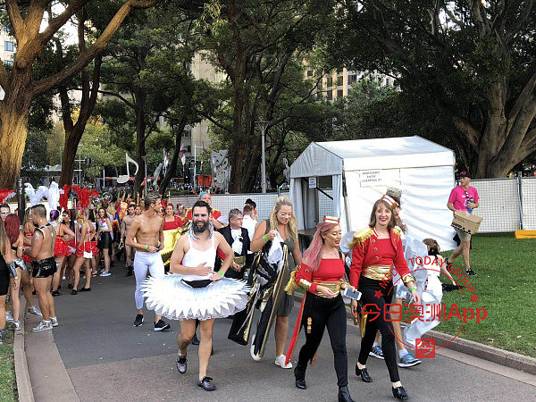 现场直播！同性恋大游行40周年嗨翻悉尼，50万人涌上街头围观型男美女，华人方阵闪亮登场！（视频 / 组图） - 67