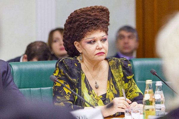 战队民族style！俄罗斯女议员奇葩发型超吸睛，网友质疑里面藏东西 - 1