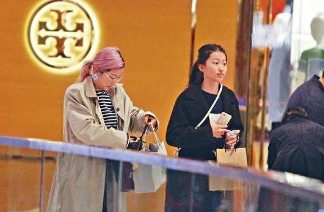 陈奕迅13岁女儿近照曝光，这长相引起网友热议，身高和妈妈差不多