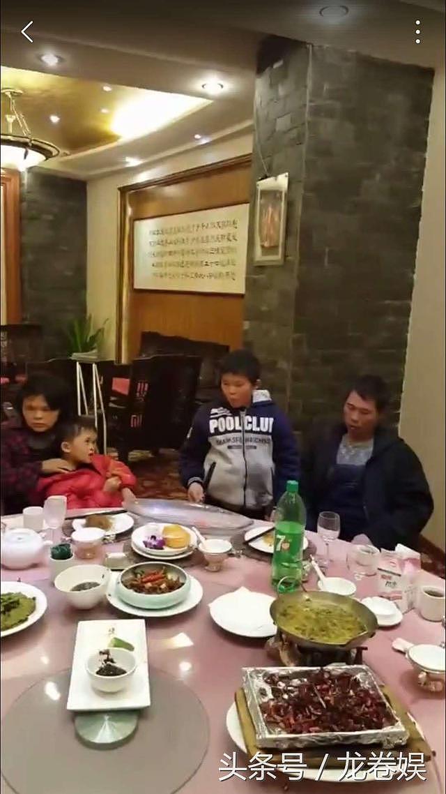 小马云一家人在高档餐厅狂吃！全家人长得都像马云！
