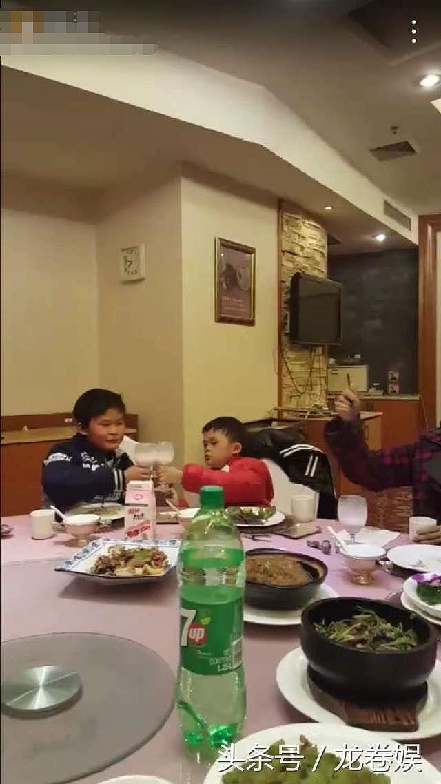 小马云一家人在高档餐厅狂吃！全家人长得都像马云！