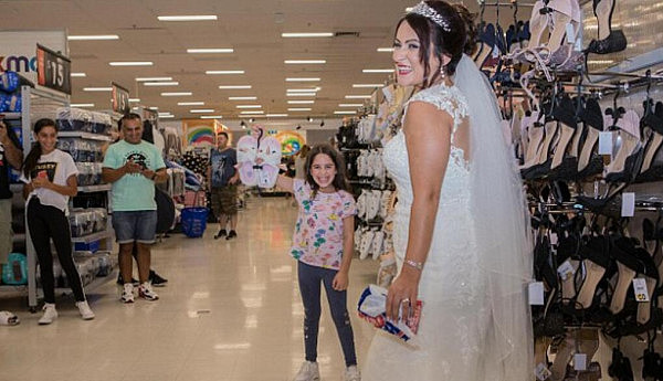 不可思议！澳新娘穿婚纱冲进Kmart超市抢购！新郎还全力支持！回来后宾客都笑了。。。 - 1
