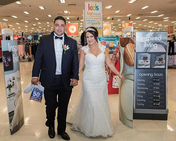 不可思议！澳新娘穿婚纱冲进Kmart超市抢购！新郎还全力支持！回来后宾客都笑了。。。 - 2