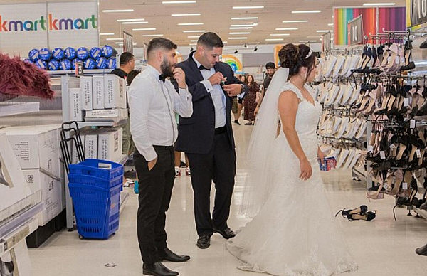 不可思议！澳新娘穿婚纱冲进Kmart超市抢购！新郎还全力支持！回来后宾客都笑了。。。 - 5