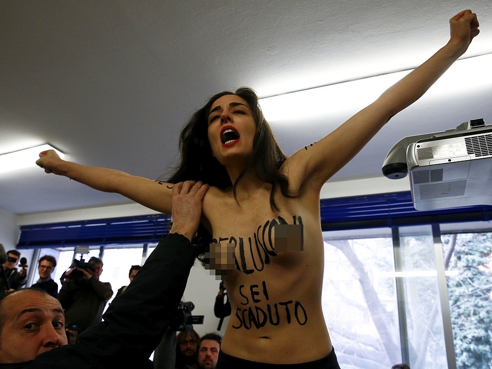 意大利大选今揭晓 女子赤裸上身闹场抗议（图） - 4