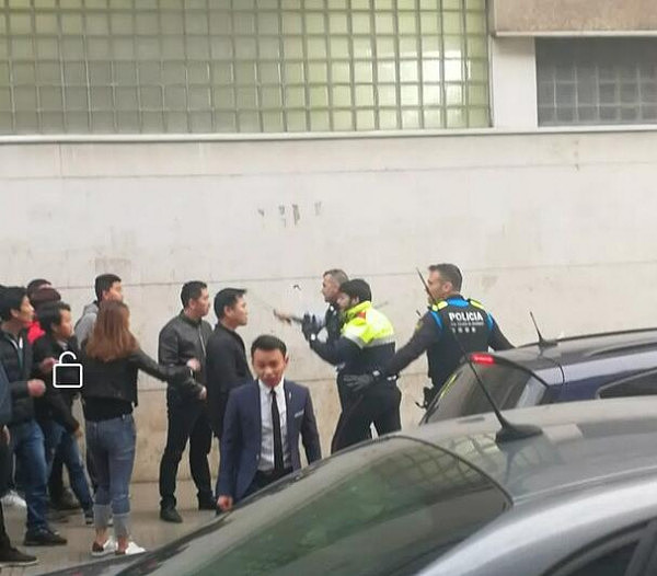 华人围堵劫匪却被警察逮捕，连西班牙人都看不下去了 - 2