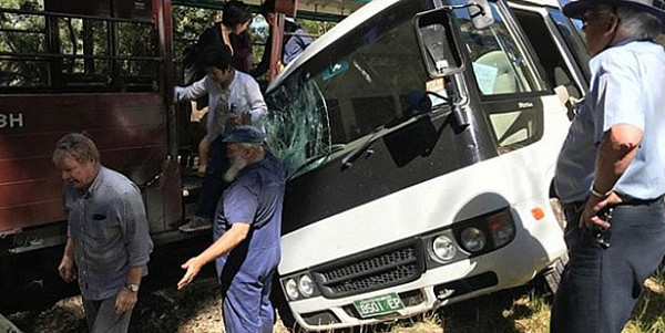 突发！中国旅游巴士侧面猛撞墨尔本蒸汽小火车！4人受伤，中国游客送院救治！（组图） - 1