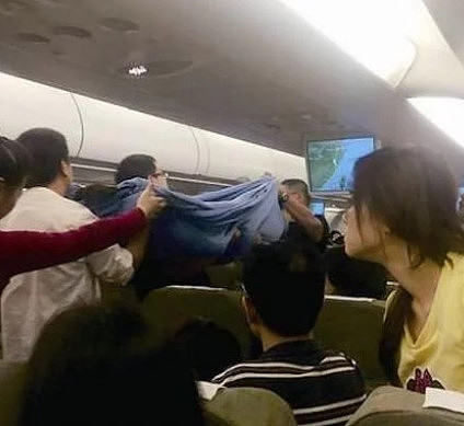 飞机上有人突然离世尸体竟是这样处理的，看完吓到背后发凉！ - 2