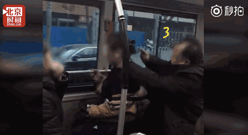 北京公交车惊现“神医”，专治癌症晚期，被他拍一下能活4000岁！（视频） - 3