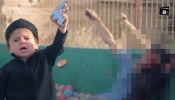 IS宣传片惊见4岁童兵处决囚犯，开枪爆头喊：真主至上（视频） - 1