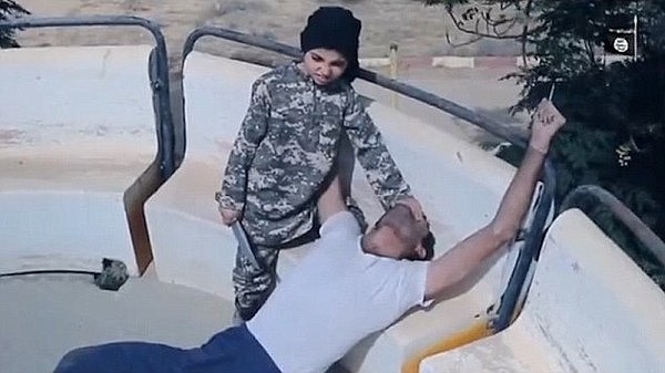 IS宣传片惊见4岁童兵处决囚犯，开枪爆头喊：真主至上（视频） - 2