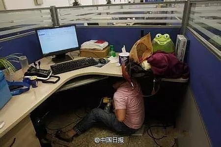 年轻妈妈躲进办公桌下偷偷摸摸做这事！（组图） - 1