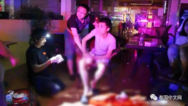 中国小伙跟女友斗气，在泰国酒店用刀割腿自残，血淌一地！ - 1