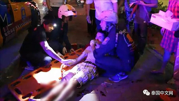 中国小伙跟女友斗气，在泰国酒店用刀割腿自残，血淌一地！ - 2