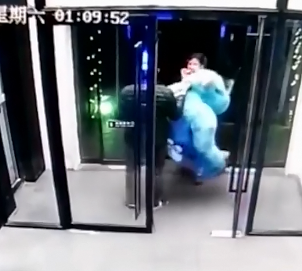 3名外国人在北京盗走正版苏利文玩偶，还对着摄像头狂笑竖中指（视频） - 3