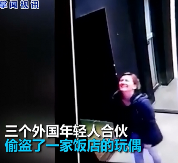 3名外国人在北京盗走正版苏利文玩偶，还对着摄像头狂笑竖中指（视频） - 2