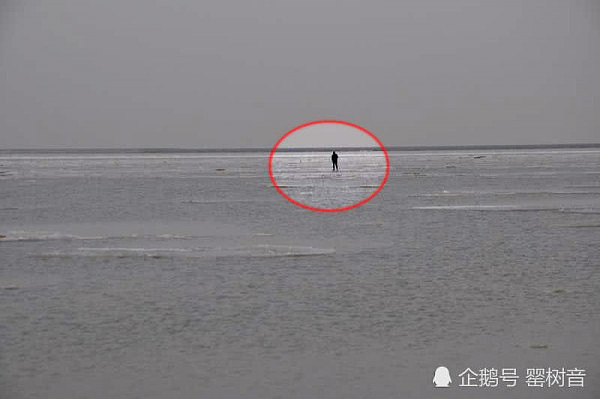 小伙在海边踩着冰面看日出，气温回升随着浮冰飘进海中央 - 1