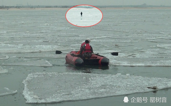 小伙在海边踩着冰面看日出，气温回升随着浮冰飘进海中央 - 3
