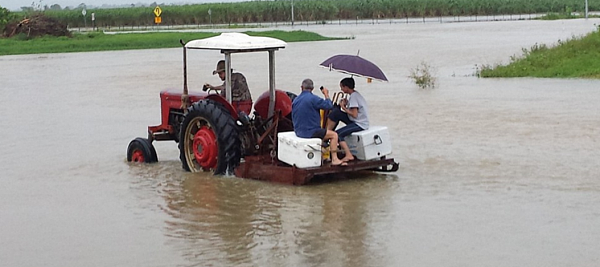 雨再大，也要出去浪！昆州多地出现洪灾 民众竟开船去泡吧（图） - 2