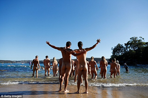辣眼睛！数百名裸体男女齐聚悉尼港！一丝不挂香艳无比！而他们却是为了一件好事。。。 - 1