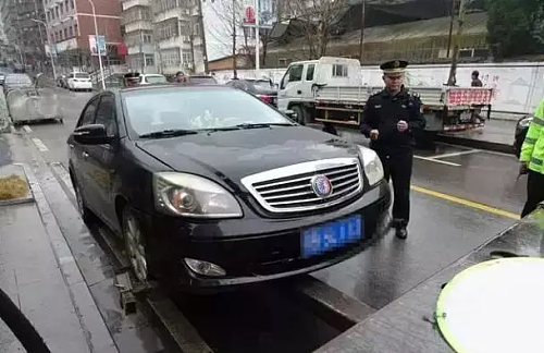 违章243条被记766分罚3.6万！被查处时男子抡铁锤砸车 - 4