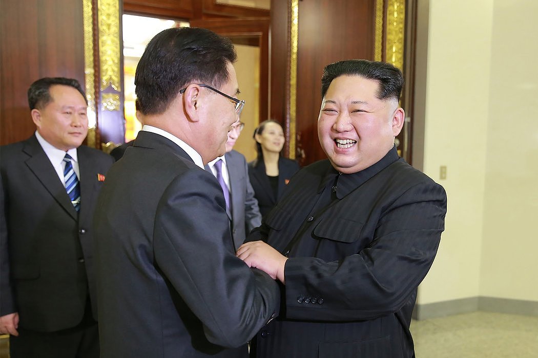 在朝鲜官方通讯社发布的照片中，该国领导人金正恩周一在朝鲜会见韩国首席代表郑义荣。