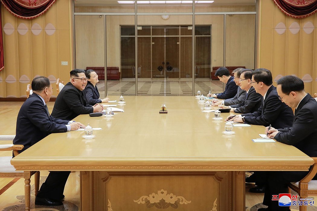 周一，金正恩微笑着和韩国代表团分坐在谈判桌的两边。