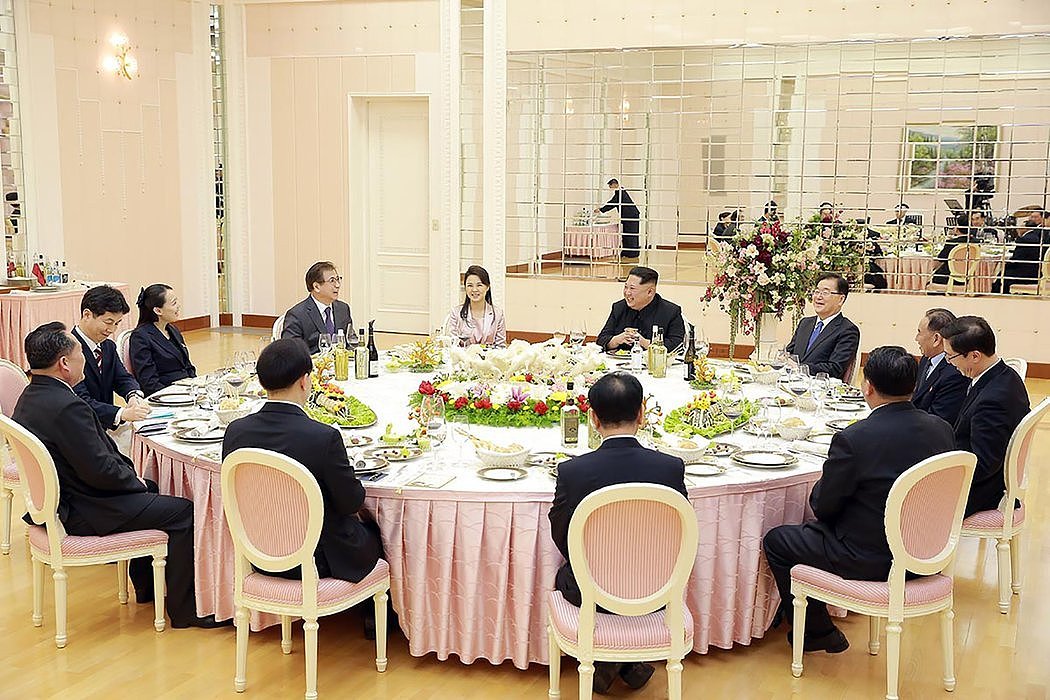 金正恩的妻子李雪主作为朝鲜第一夫人首先被介绍给韩国来宾。