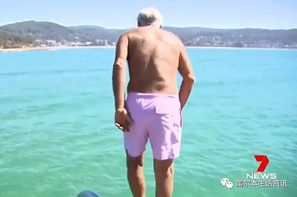 69岁澳洲大爷海边游泳,迎面出现一条鲨鱼，他却呆在原处静静等待鲨鱼张开血盆大口... - 1