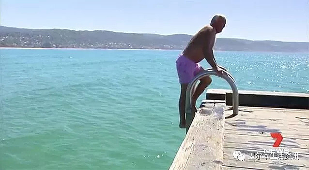 69岁澳洲大爷海边游泳,迎面出现一条鲨鱼，他却呆在原处静静等待鲨鱼张开血盆大口... - 10