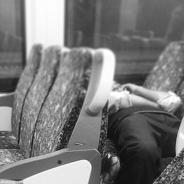 高峰期拥挤火车上脱鞋翘脚，澳洲大爷一人独占6座！华人小哥怒了：“坏人都变老了吗？！”（视频 / 组图） - 16