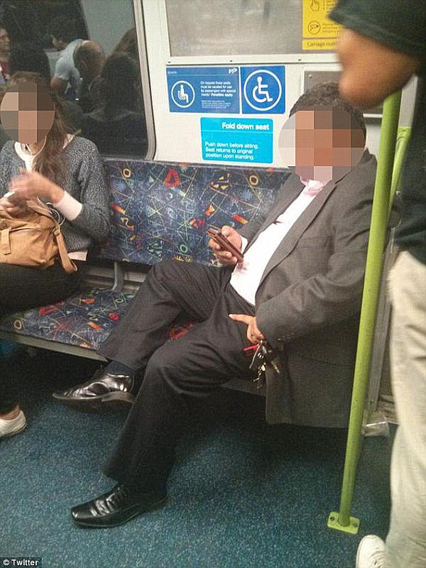 高峰期拥挤火车上脱鞋翘脚，澳洲大爷一人独占6座！华人小哥怒了：“坏人都变老了吗？！”（视频 / 组图） - 13