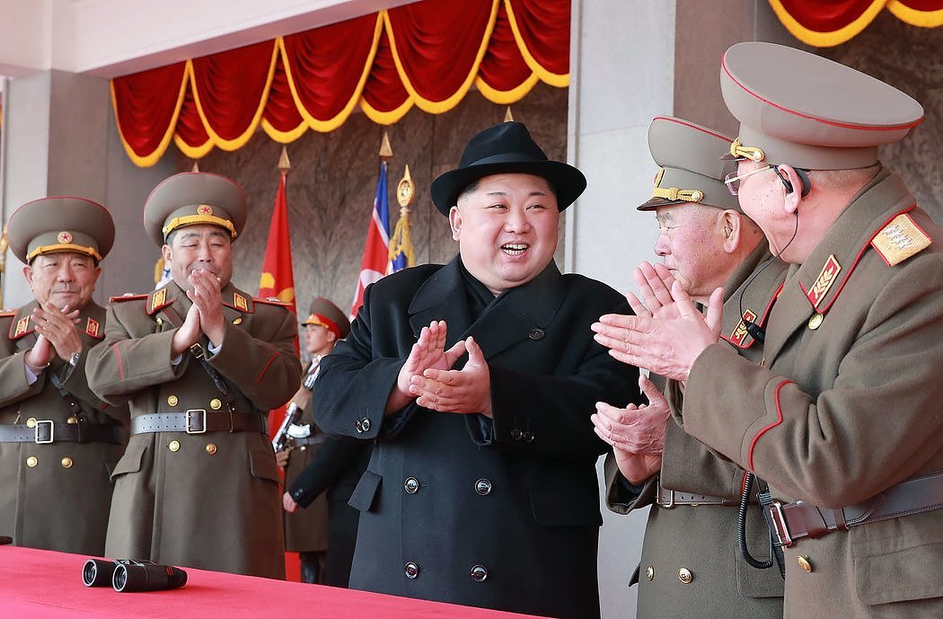 平壤，朝鲜领导人金正恩参加朝鲜人民军建军70周年阅兵式。