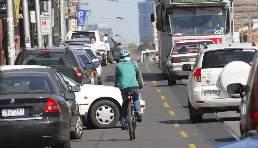 悉尼的路中央！行车记录仪记录下，一个丰田车女司机火了！ - 2