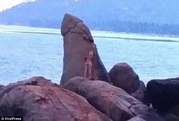 太污！泰国圣石酷似男人“丁丁”！金发美女赤身裸体欲与其“啪啪”！澳网友：它会熔岩吗？ - 1