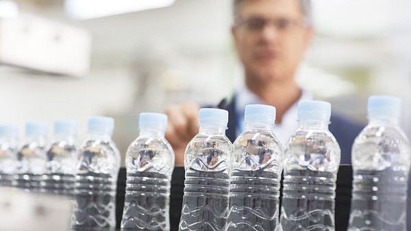 专家警告：几乎所有瓶装水都有问题！93%含多种污染物！澳洲多个知名品牌在列 - 1