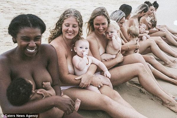 超吸睛！澳洲海滩惊现14名裸体少妇 集体喂奶照红遍网络（组图） - 4