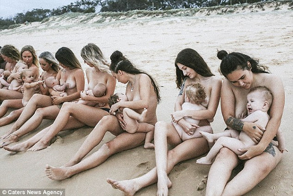 超吸睛！澳洲海滩惊现14名裸体少妇 集体喂奶照红遍网络（组图） - 1